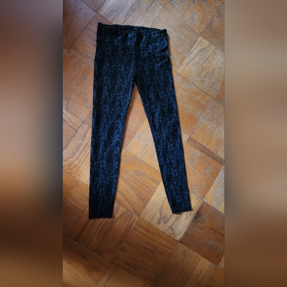 $70 Fabletics full length black & gray floral print workout/running leggings S